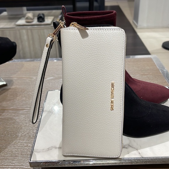 MICHAEL KORS LARGE TRAVEL CONTINENTAL WRISTLET WALLET OPTIC WHITE COLOR - Picture 1 of 16